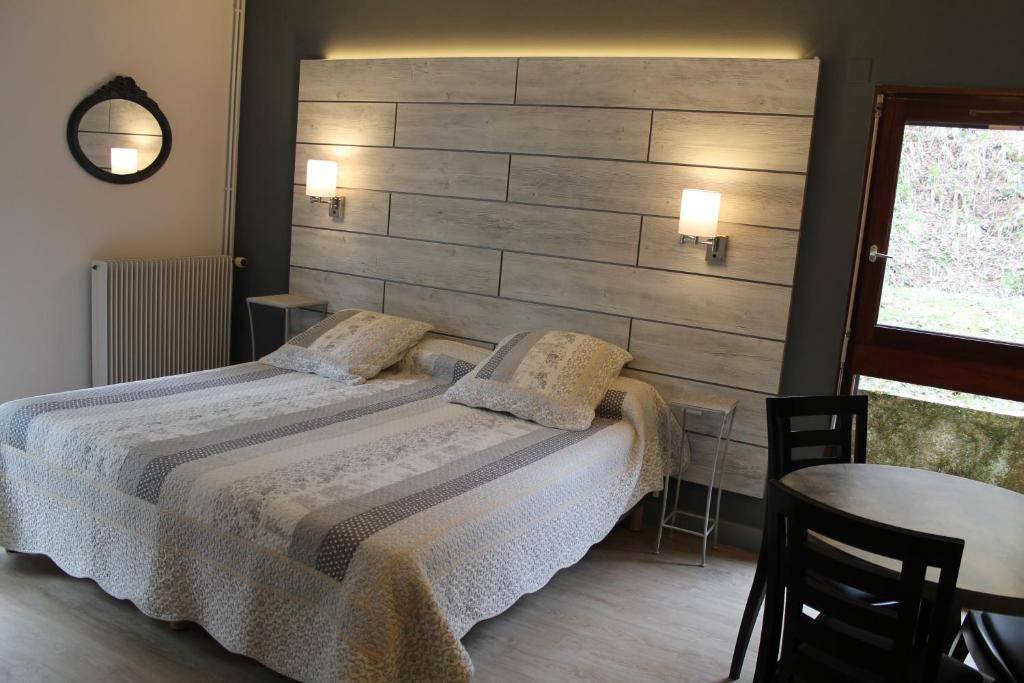 Hotel Restaurant Aux Genets D'Or Mandailles-Saint-Julien Rum bild