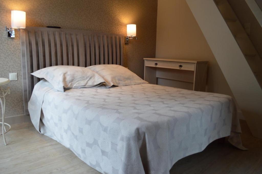 Hotel Restaurant Aux Genets D'Or Mandailles-Saint-Julien Exteriör bild